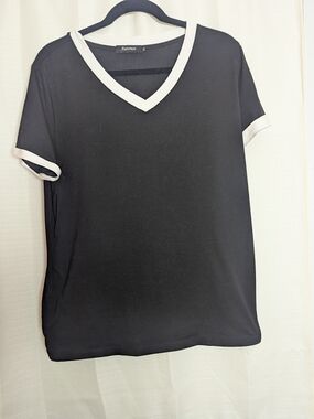 Automne Black Short-Sleeve V-Neck Tee with White Trim